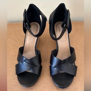 Clarks Collection Cross Sandal Black 9.5 Wide